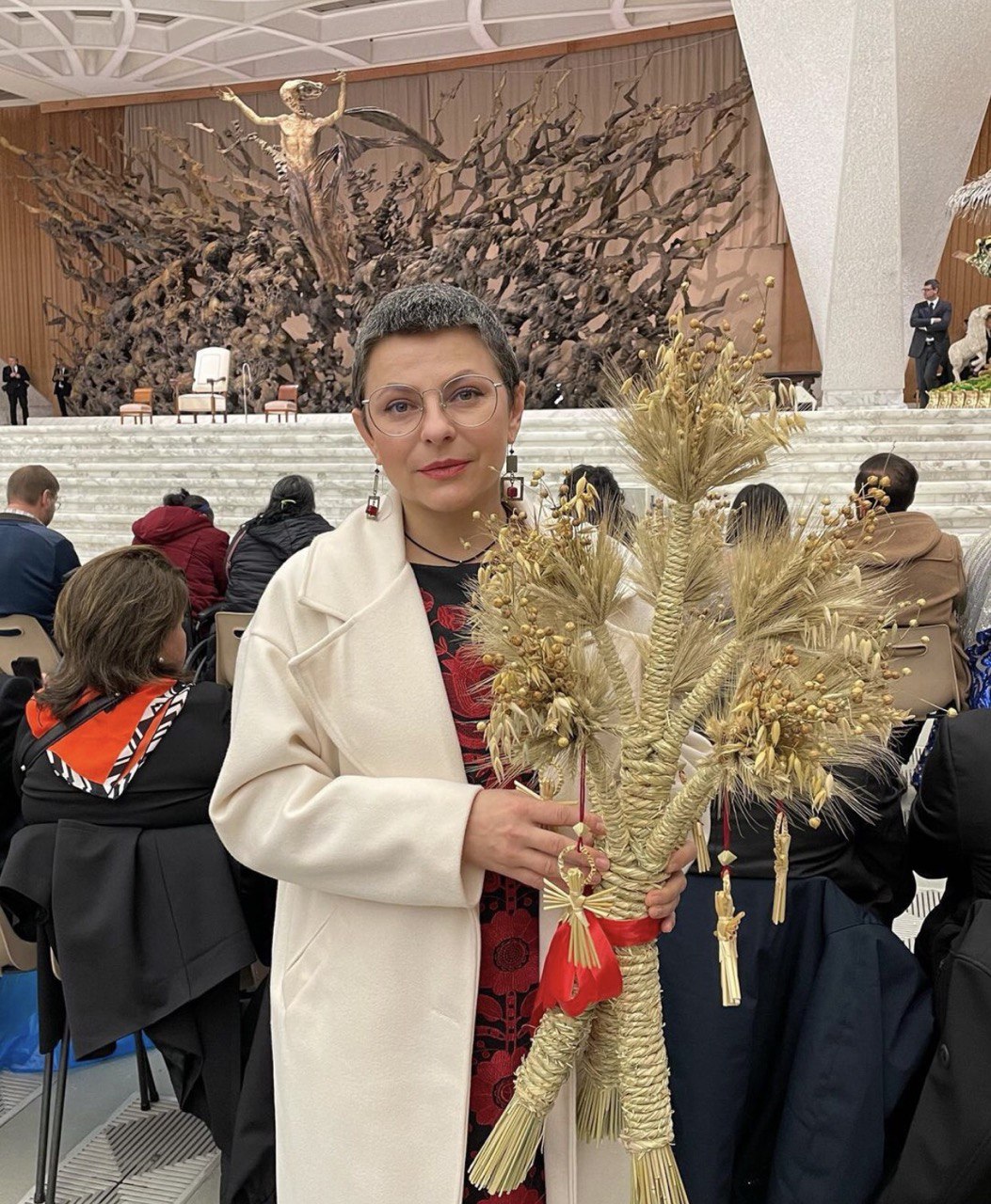 Певица Оксана Муха подарила Папе Римскому необычный подарок: фото встречи